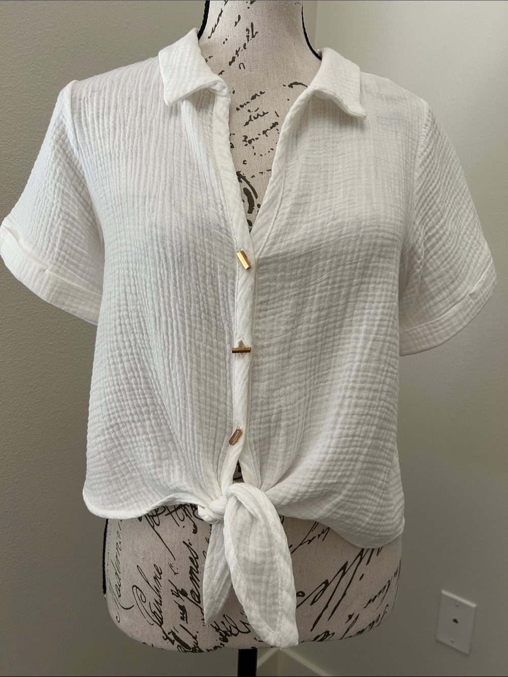 Kirious  White Short-Sleeve Tie-Front Button Down Shirt